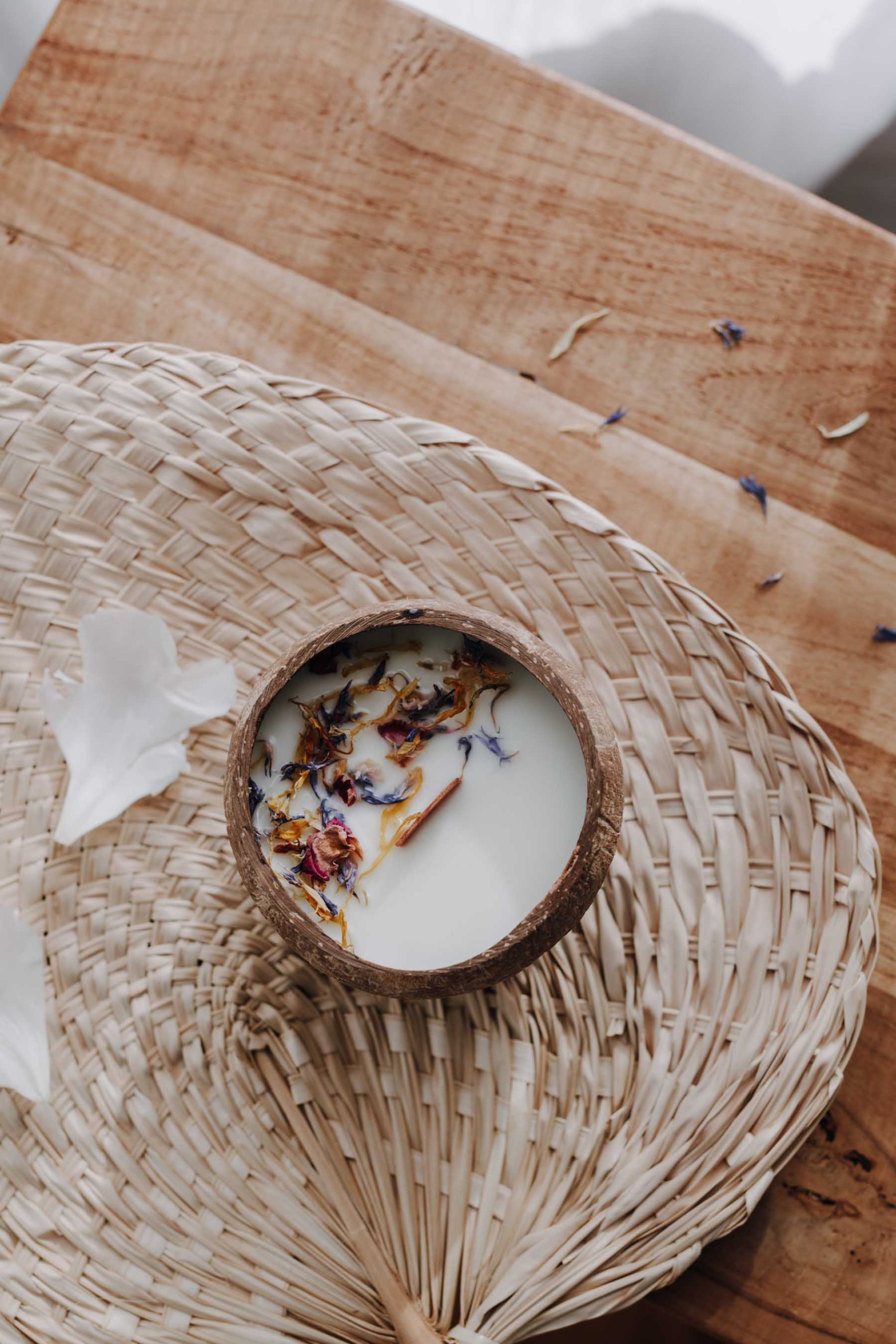 bougie végétale dans une coque de noix de coco