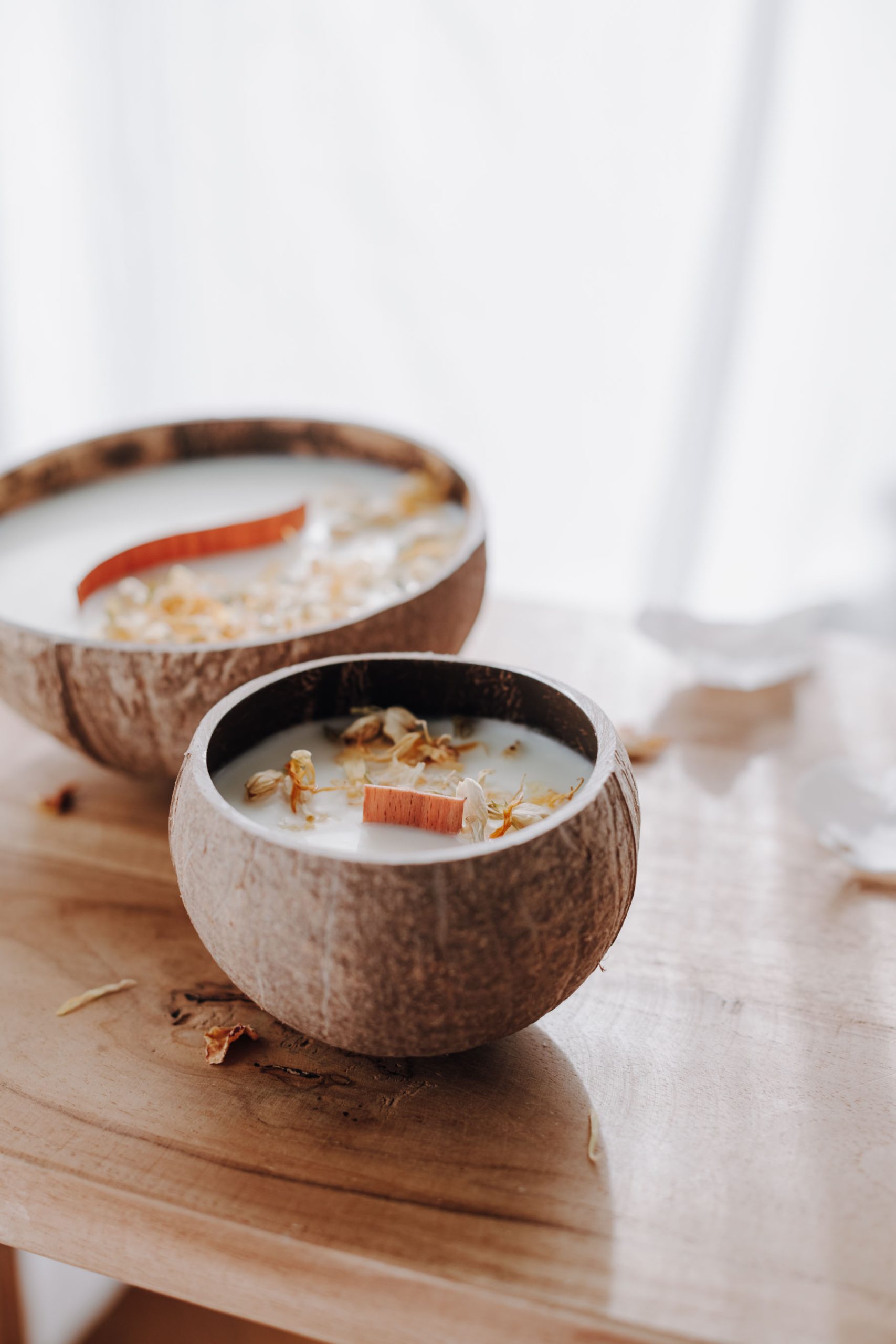 bougie dans une noix de coco